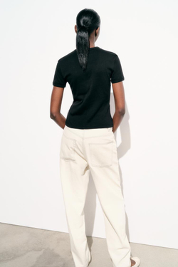 ZARA ФУТБОЛКА С ДЕКОРАТИВНОЙ СТРОЧКОЙ НА СПИНЕ, ЧЕРНЫЙ