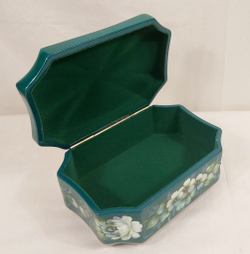Шкатулка "Цветы на зеленом" с жостовской росписью