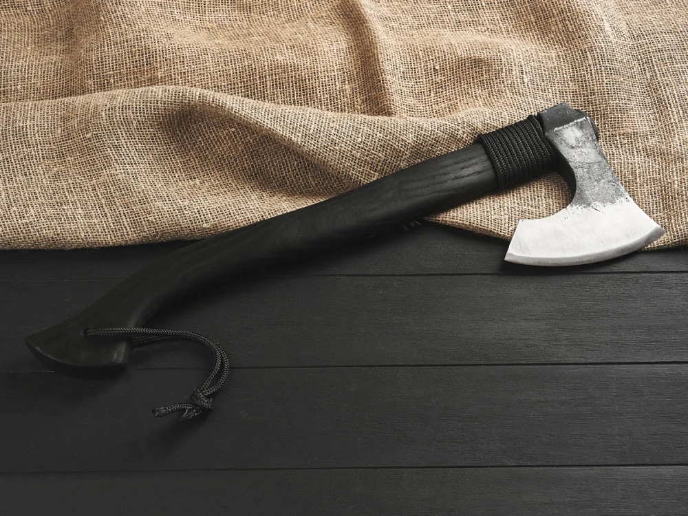 Кованый топор "Брату от брата", гравировка "Скорпион", рукоять черный мореный ясень