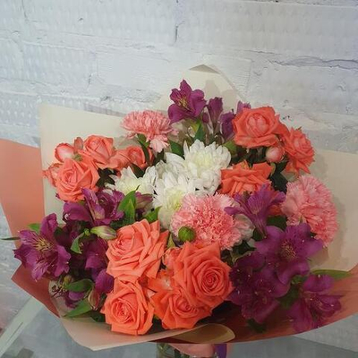 Яркий букет из кустовой розы, альстромерии, гвоздики и хризантемы "Первая встреча"