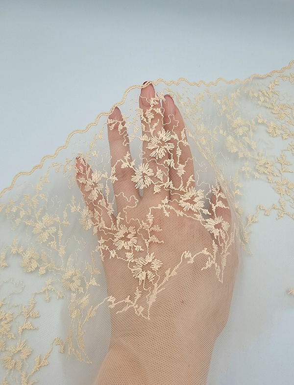 Вышивка на сетке персиково-бежевая К653 левая