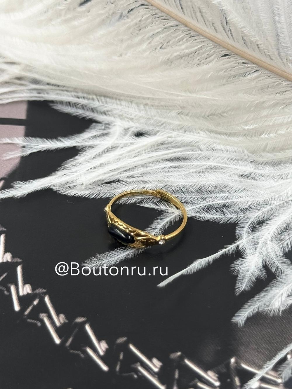 Кольцо золотистое с черным камнем и стразами