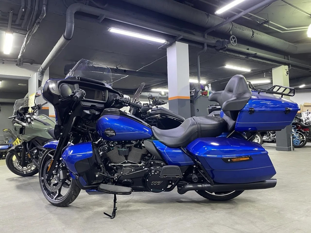 STREET GLIDE™ Ultra 117 в цвете BLUE BURST (BLACK TRIM)