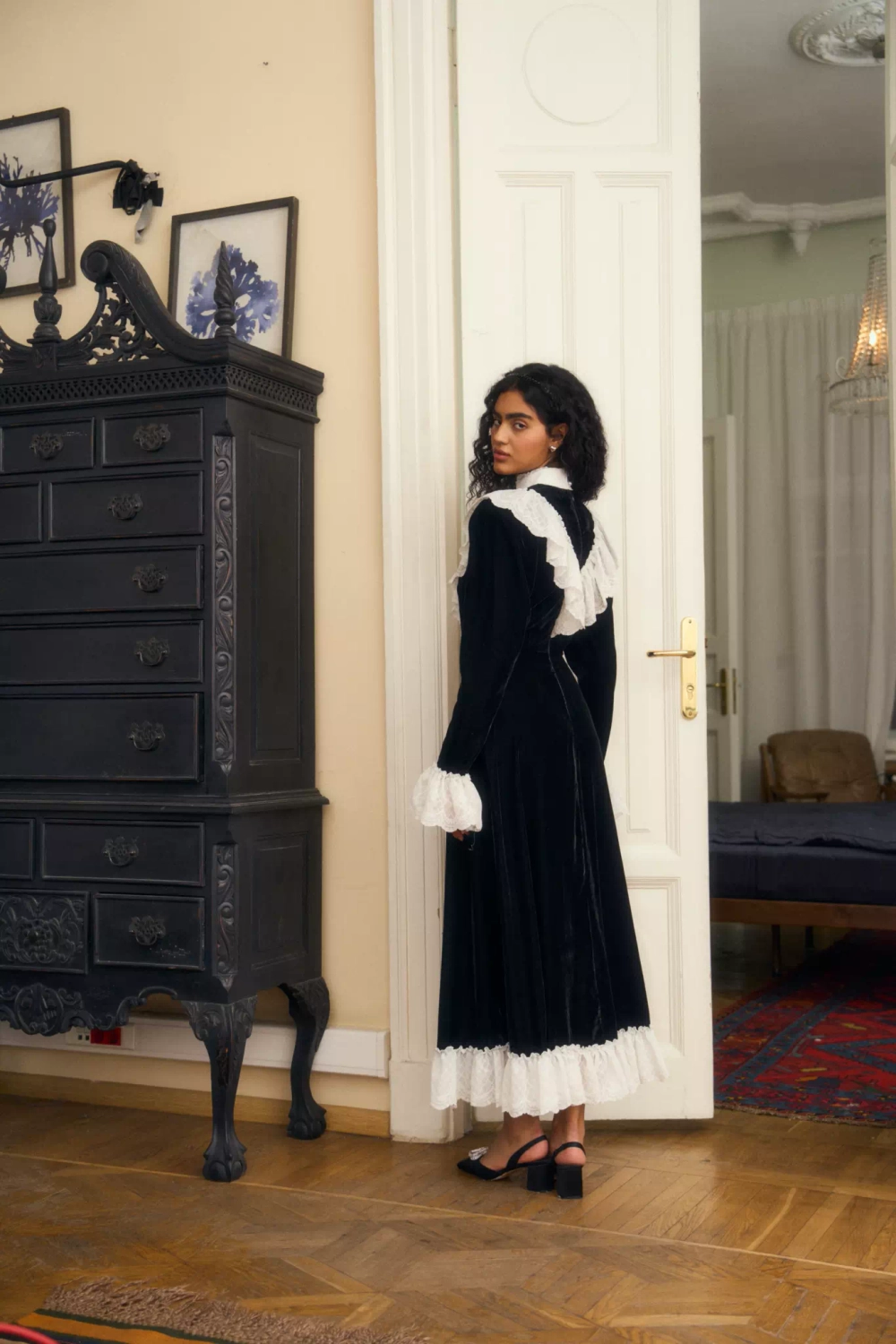 Платье макси из бархата с воротником-стойкой с кружевом