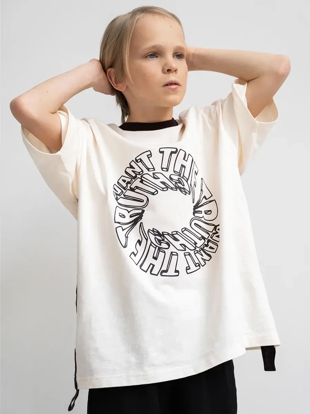 Белая футболка для мальчика в школу