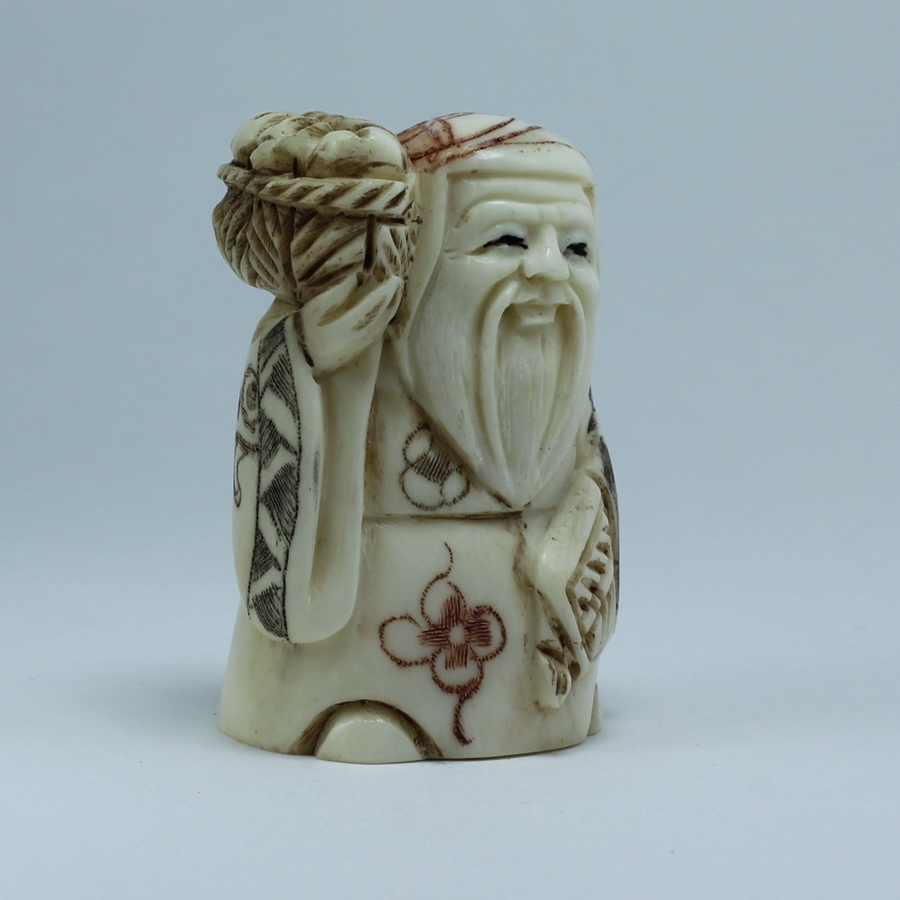 Нэцкэ Фукурокудзю с корзиной рыбы на плече