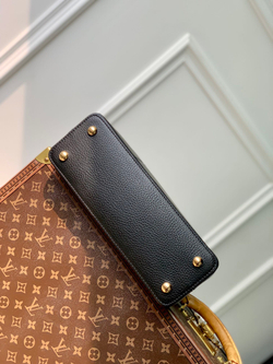 Louis Vuitton Capucines MM