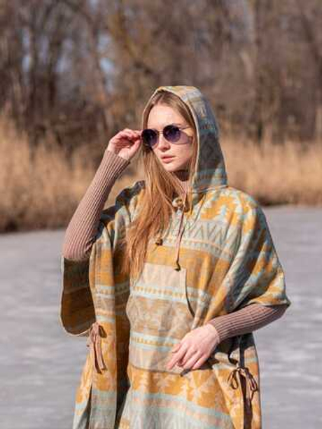 Пончо шерстяное с орнаментом