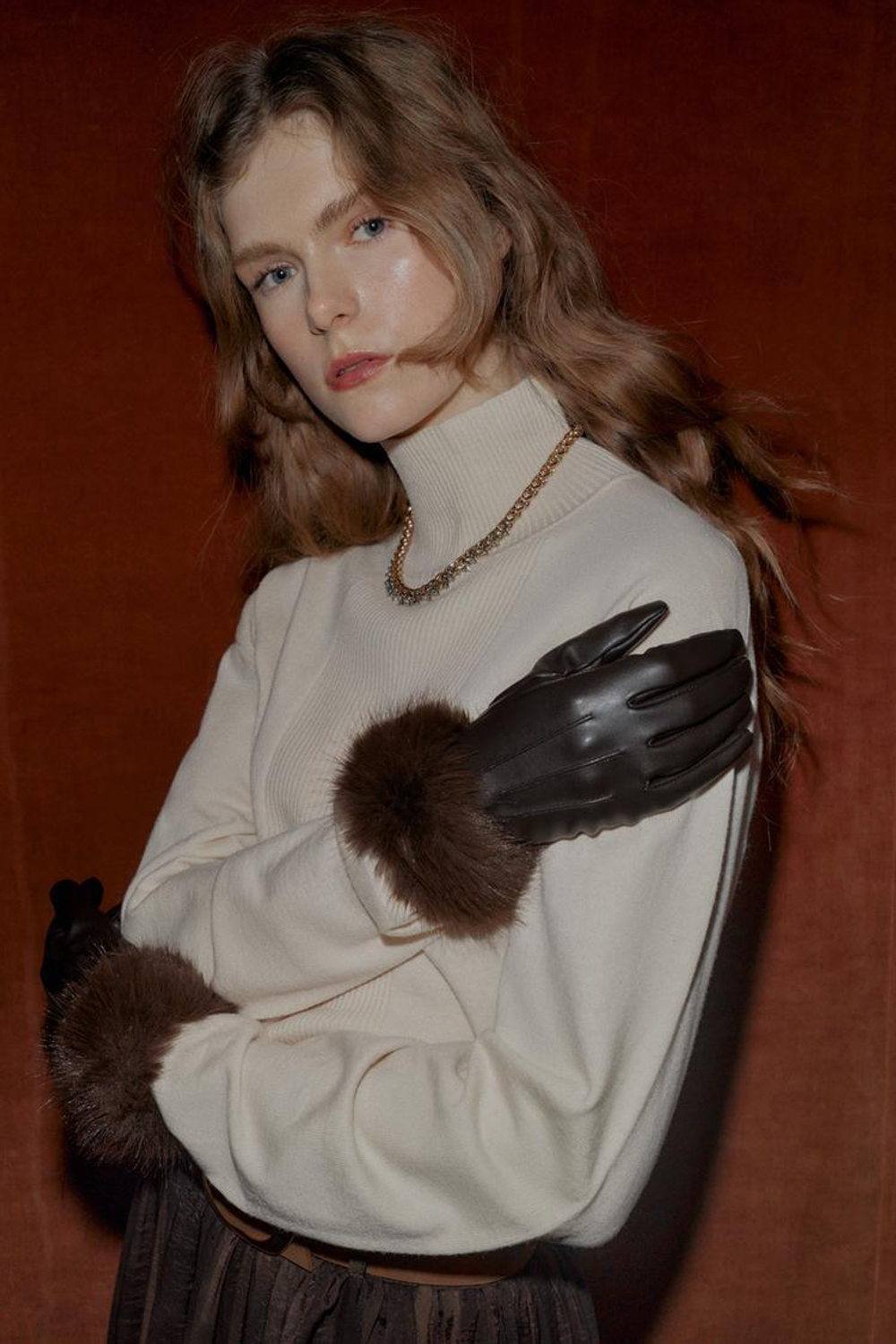 ZARA КОРОТКИЕ ПЕРЧАТКИ ИЗ ИСКУССТВЕННОЙ КОЖИ И МЕХА, КОРИЧНЕВЫЙ