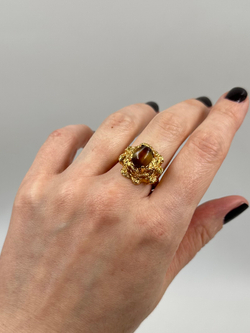 Кольцо с коричневым кабошоном