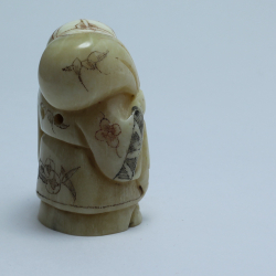 Нэцкэ Фукурокудзю с мешком риса и иероглифом "Счастье"