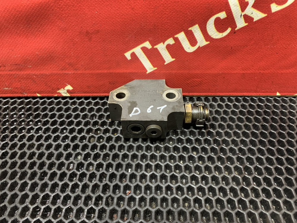 Клапан топливный обратный