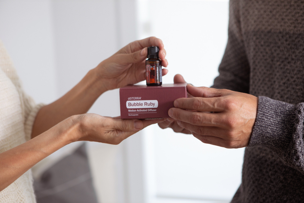 Набор doTERRA «Праздничный красный» портативный диффузор Bubble с датчиком движения и смесь «Холидей Джой» (15 мл)