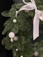 Новогодний венок в бело-серой гамме