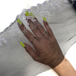 Вышивка на сетке черный/лаванда 18 см