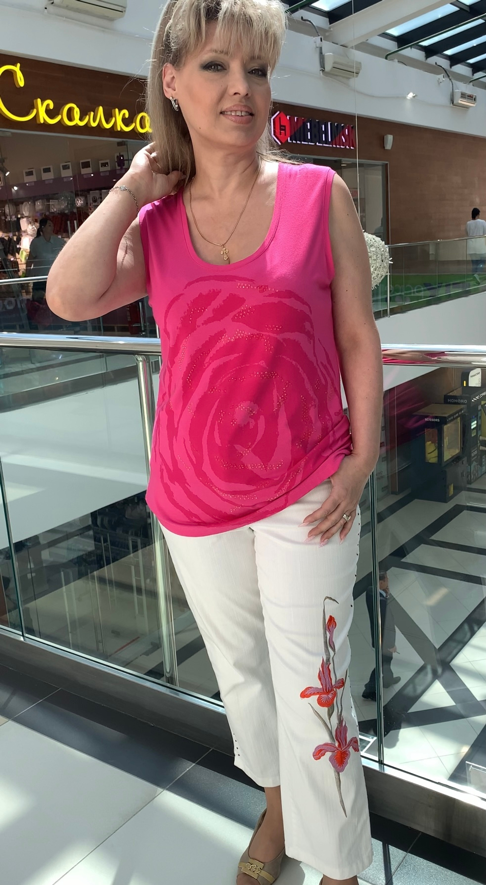 Яркая футболка-майка с  принтом из прозрачных камушков