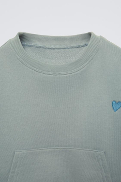 ZARA КОМПЛЕКТ ИЗ ДЖОГГЕРОВ И ТОЛСТОВКИ С ВЫШИВКОЙ, СЕРО-СИНИЙ