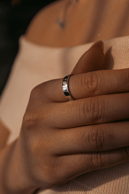 Кольцо с бриллиантами и винтовыми узорами