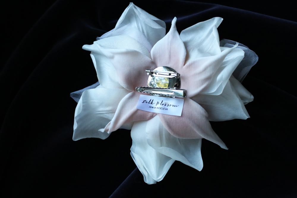 Брошь - Роза из шелка "Шелковый жемчуг"