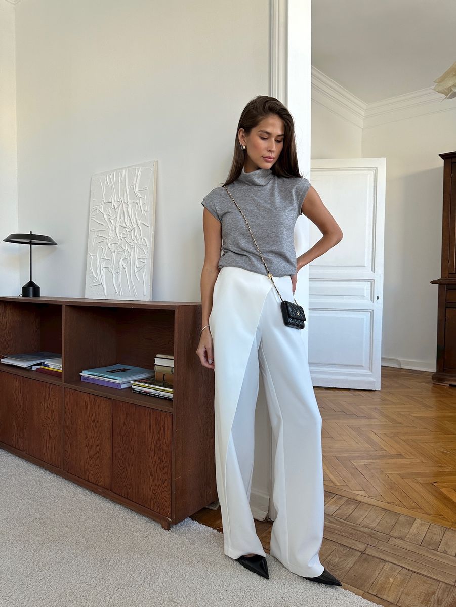 Брюки из крепа с асимметричной деталью молочные