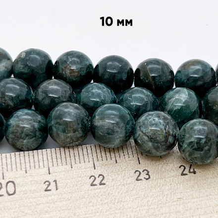 Апатит зеленый бусины, диаметр 9,9-10,1 мм, цена за 9 шт (1/4 нити)