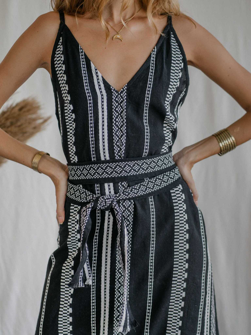 Жаккардовое платье макси с V-образным вырезом (черно-белое)