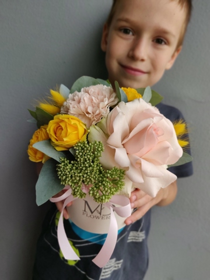 Шляпная коробка - комплимент с желтыми розами