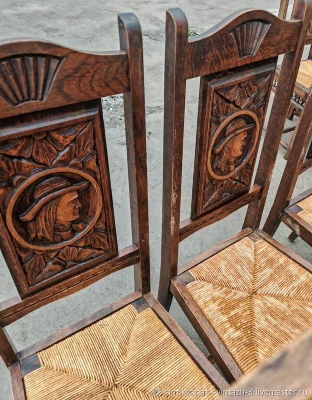 Старинные стулья с ротангом