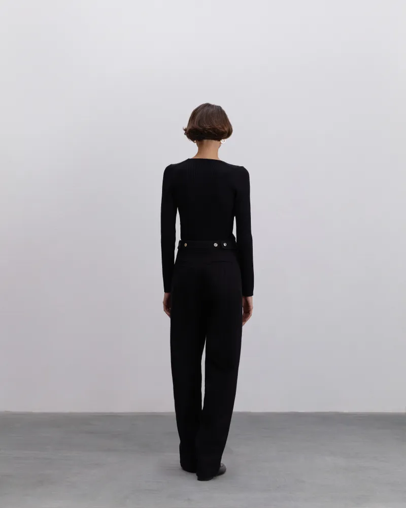 Черный лонгслив из вискозы с V-образным вырезом