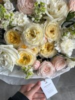 Букет из кустовых пионовидных роз, лизиантуса, одноголовых роз и маттиолы