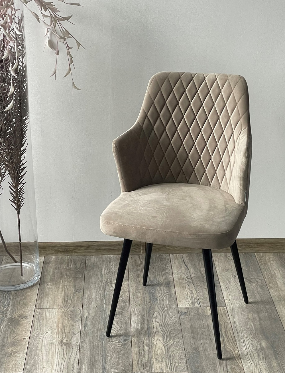 Стул М-City DISAUR Герман (Herman) поворотный на 360 градусов, Латте 25, Велюр, Черный каркас