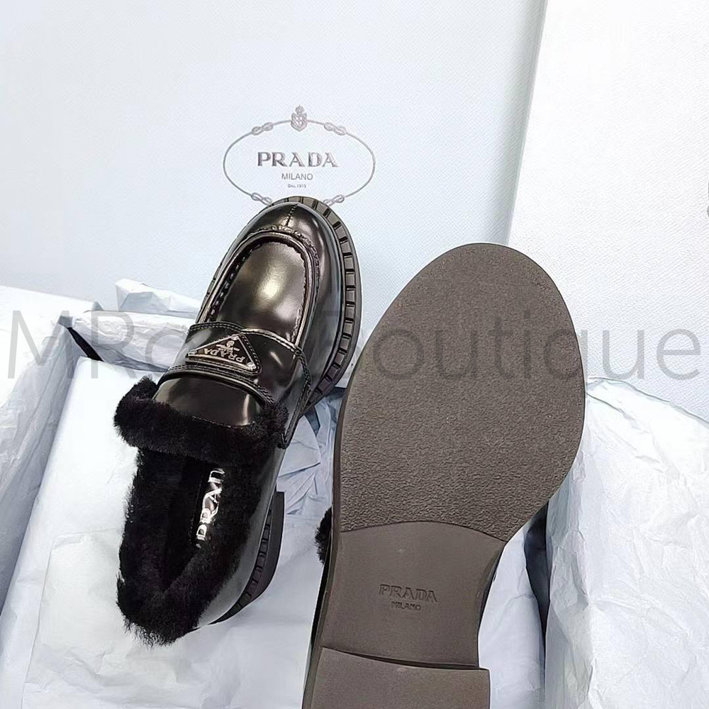 Женские лоферы Prada с мехом