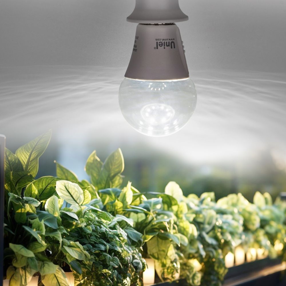 LED-A60-10W-SPM3-E27-CL PLP35WH MULTIPLANT Лампа светодиодная для растений. Форма A. прозрачная. Три спектра для проращивания. роста и цветения. Картон. ТМ Uniel