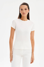 23512 Футболка женская (молочный)