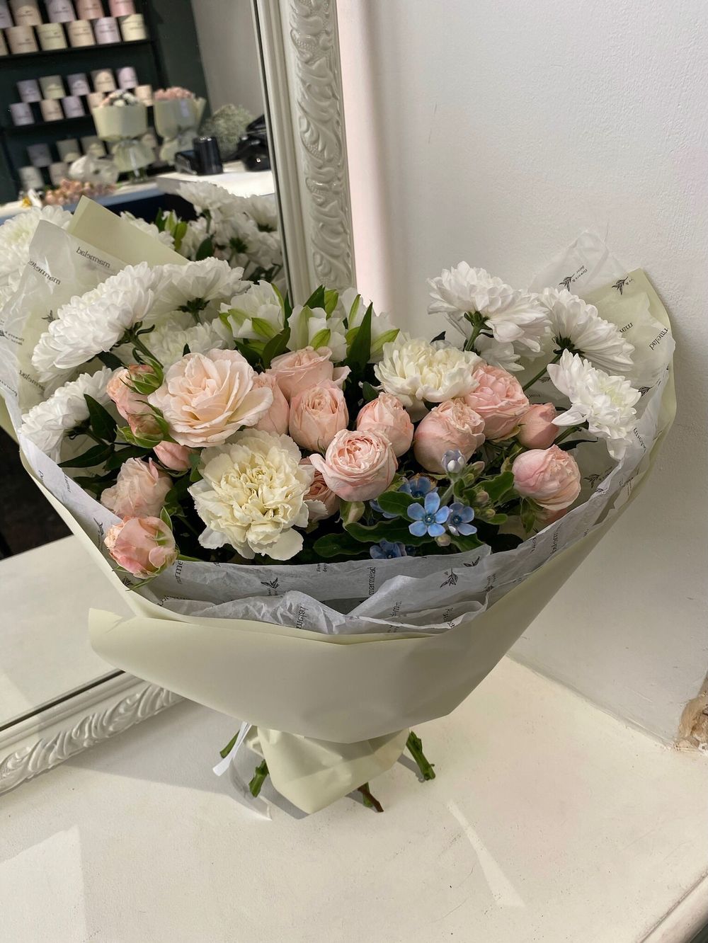 Сборный букет раскидистой формы с хризантемой и кустовой пионовидной розой в оформлении