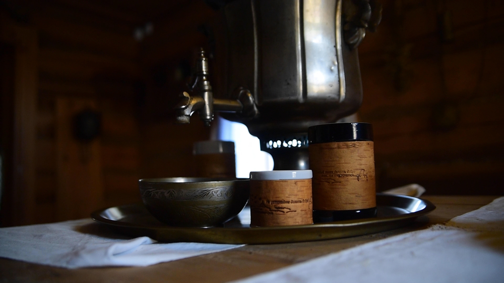 Кружка большая фарфоровая c берестой и с цитатами Чехова. Chekhov forever.