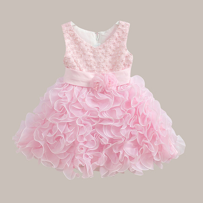 Платье однотонное пышное с жемчужными бусинами и цветком