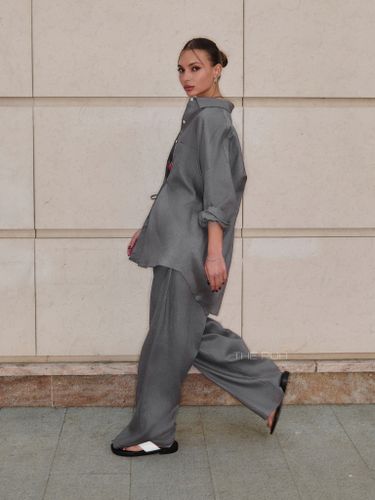 Льняной брючный костюм темно-серого цвета