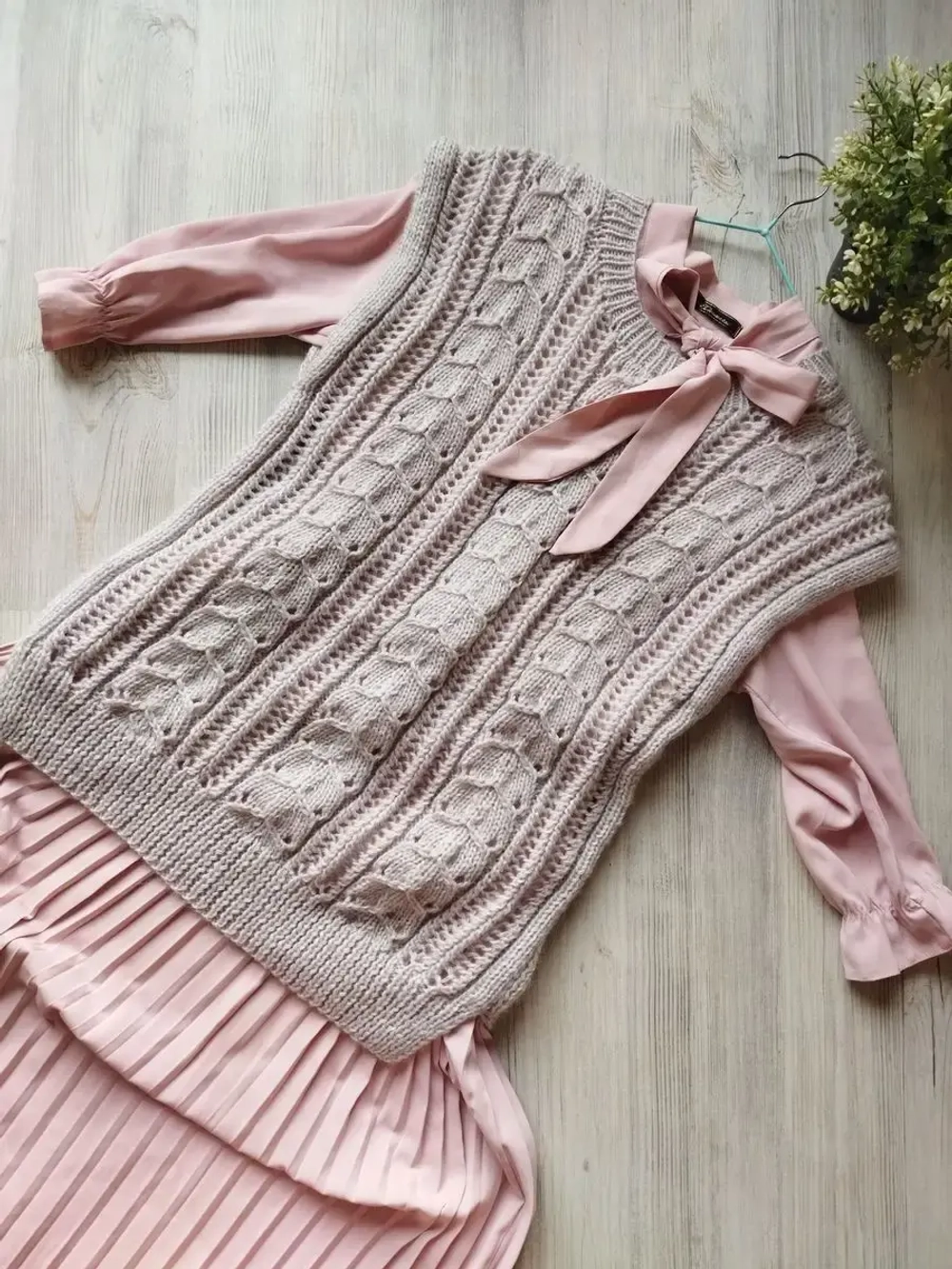 Жилет вязаный ажурный