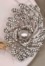 Брошь"Салют"объёмная, из цинкового сплава, с искусственным жемчугом и стразами.