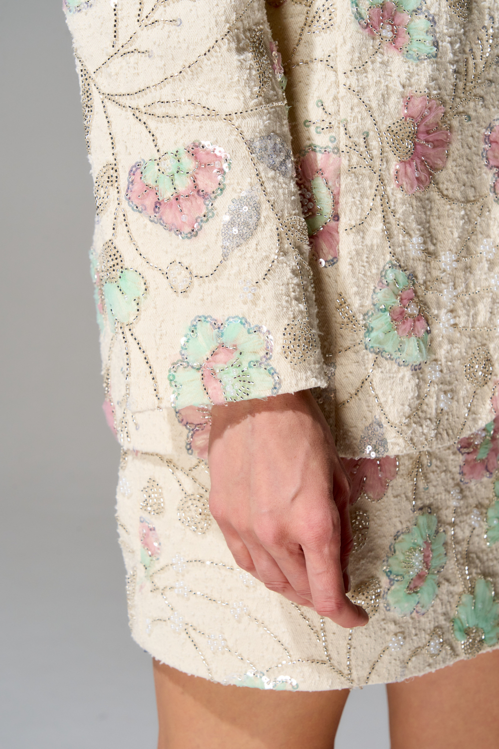 Костюм с юбкой длины мини