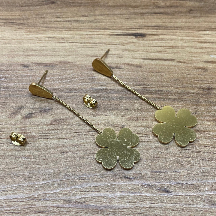 Серьги-гвоздики капля перевернутая жгутики Клевер четырехлистник цвет золотистый