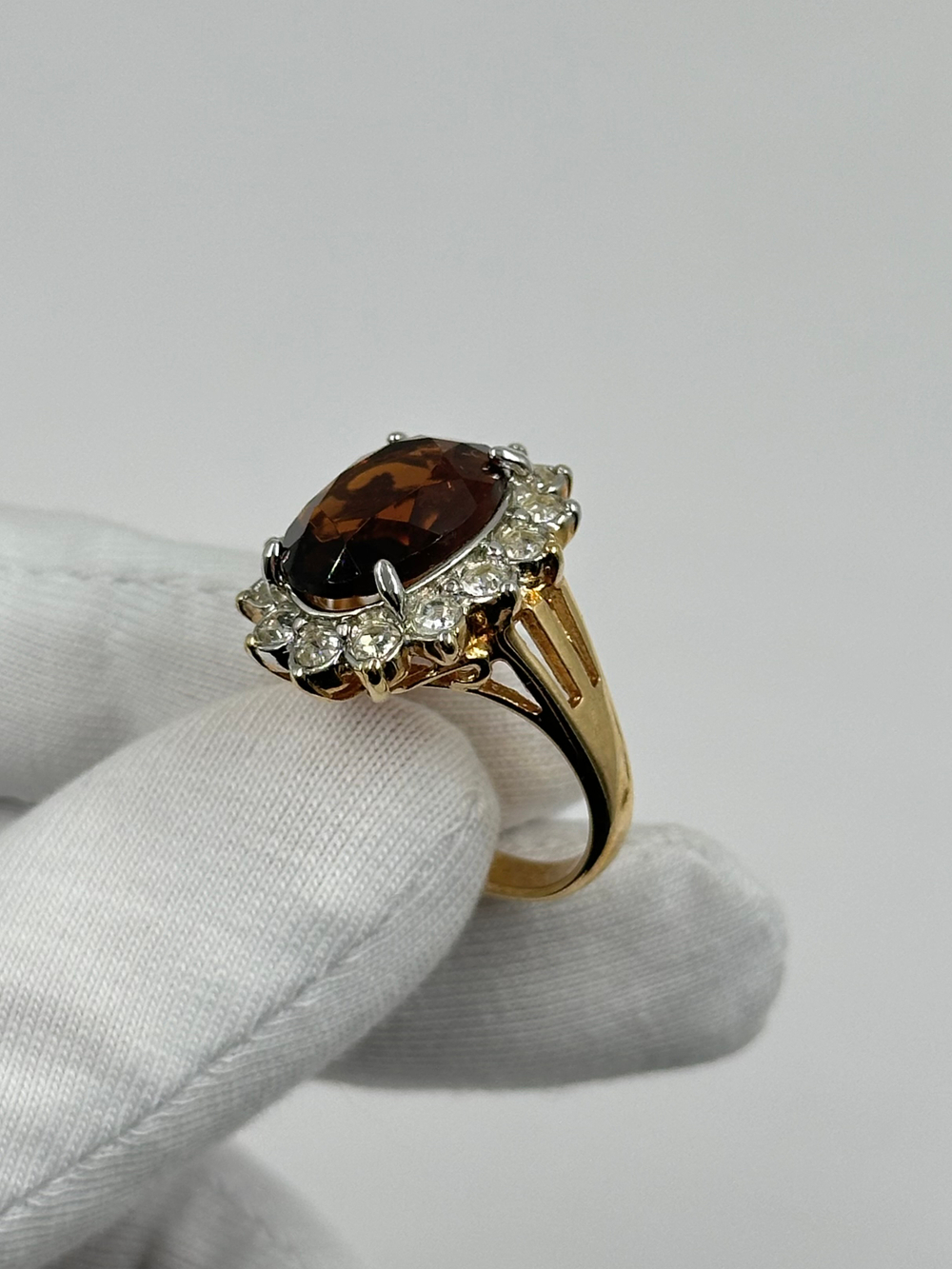 Кольцо с коричневым кристаллом
