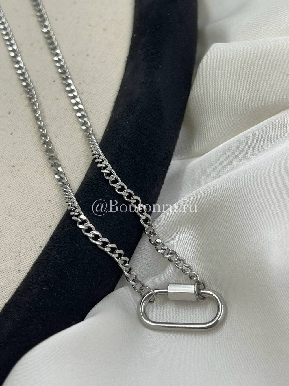 Колье серебристое с карабином