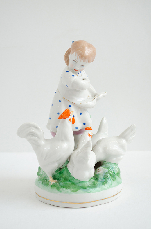 Девочка с курами. 1959. Дулево. СССР Фарфоровая статуэтка