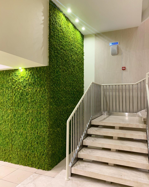 Вертикальное озеленение искусственным мхом центрального офиса "Центр-Инвест Банка" г.Ростов