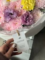 Букет из хризантемы в розовом оттенке, диантусов, ирисов и лизиантуса