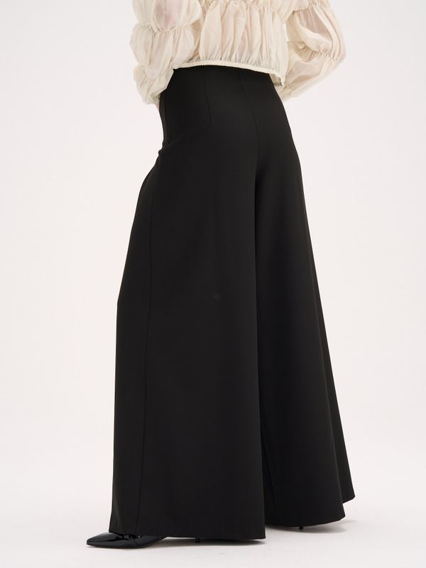 Брюки с защипами 