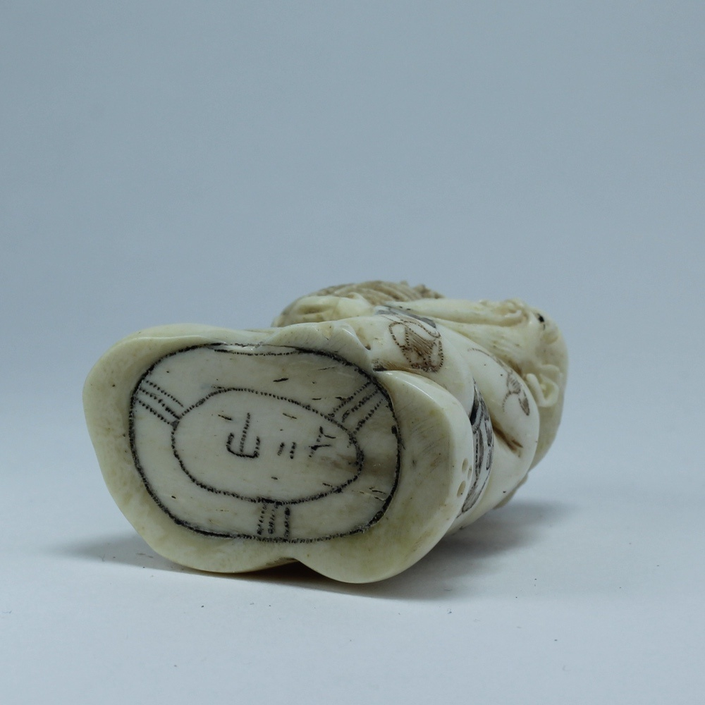 Нэцкэ Монах с корзиной рыбы