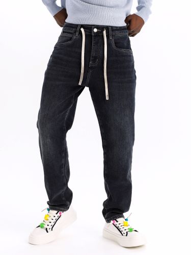 Темные мужские утепленные джинсы приталенные